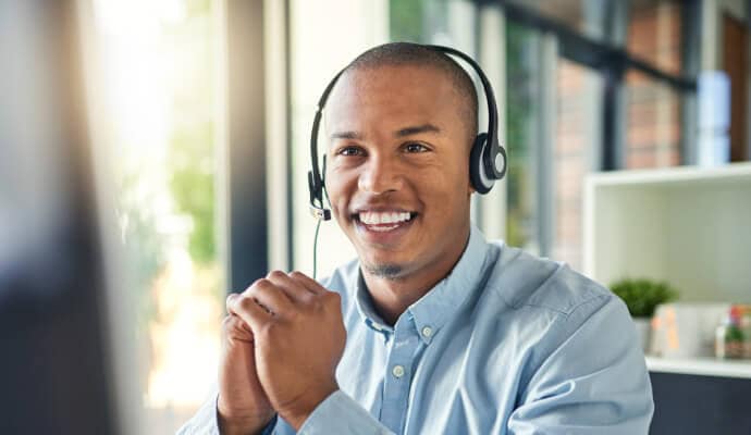 Un uomo che fornisce supporto in inglese 24 ore su 24, 7 giorni su 7 per Norton Small Business.