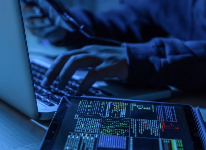 Persona che digita nel Dark Web