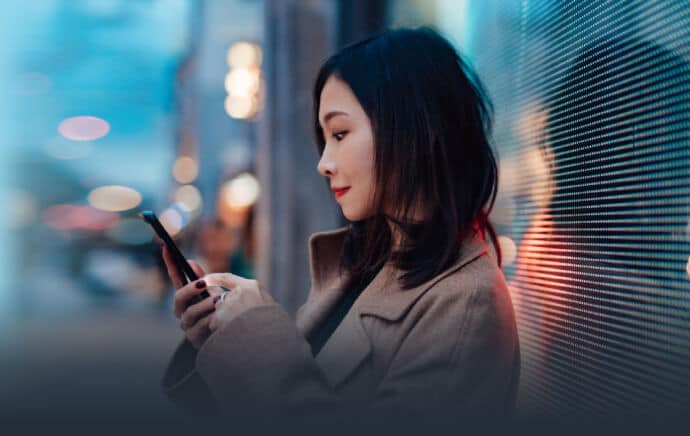 Donna che usa il cellulare per strada